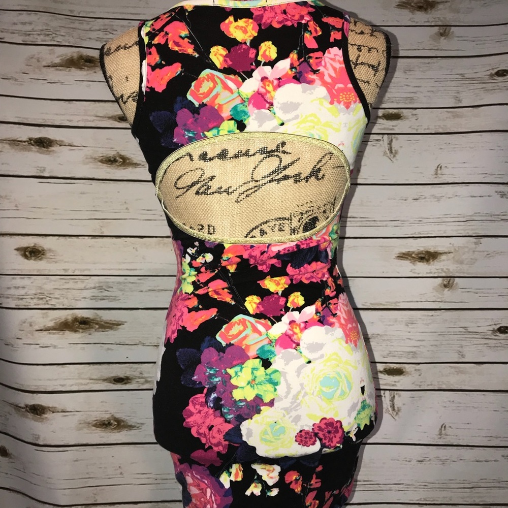 Small Stretch Floral Dress with Open Back - Picture 4 of 5